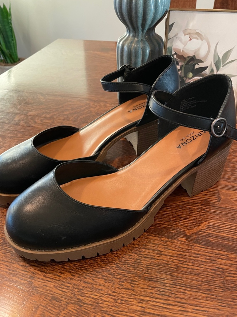 Arizona black Mary Jane feat. chunky block heel and ankle strap size 11M